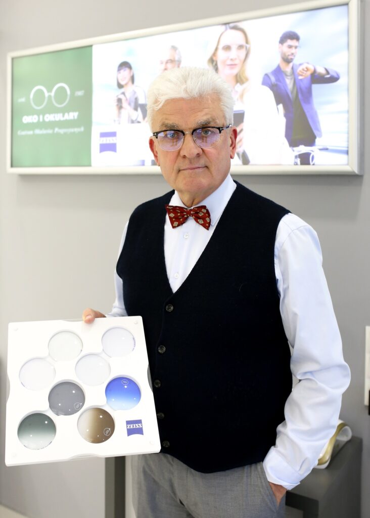 Ekspert z salonu OKO i OKULARY - Pan Marek Pest - prezentuje różne typy soczewek, w tym soczewki gradalne, które idealnie łączą ochronę przeciwsłoneczną z estetycznym wyglądem – ciemniejsze u góry, jaśniejsze u dołu, zapewniają komfort widzenia w zmiennych warunkach oświetleniowych.