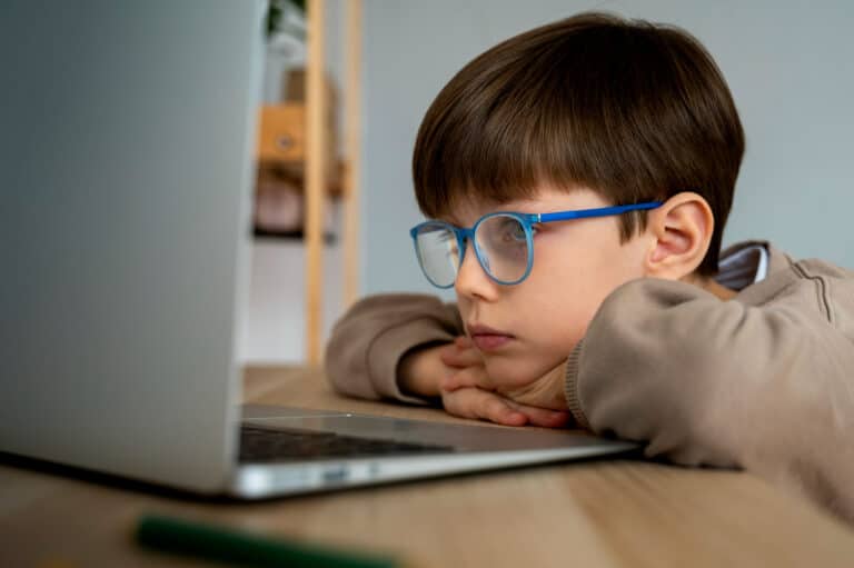 Optyk Oko i Okulary, źródło zdjęcia: Frepik.com