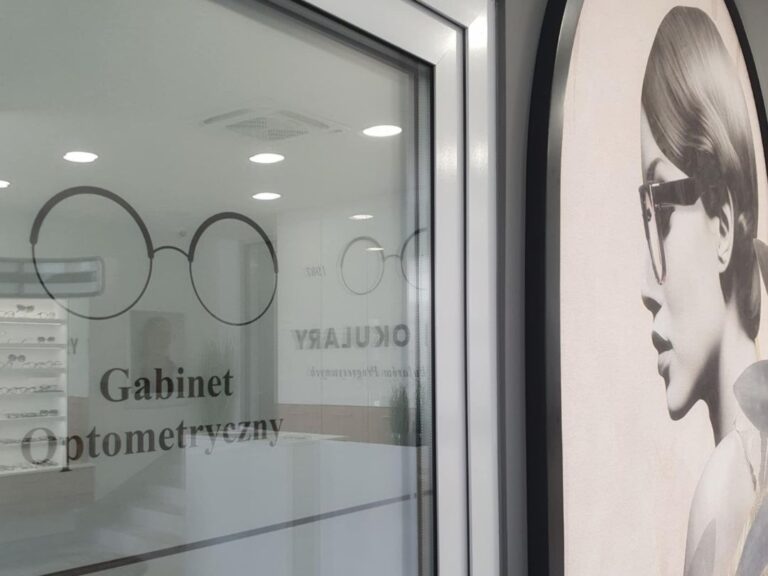 Gabinet optometryczny w salonie Oko i Okulary w Zduńskiej Woli — przestrzeń do profesjonalnego badania wzroku dzieci z nowoczesnym podejściem do diagnostyki i opieki nad wzrokiem.