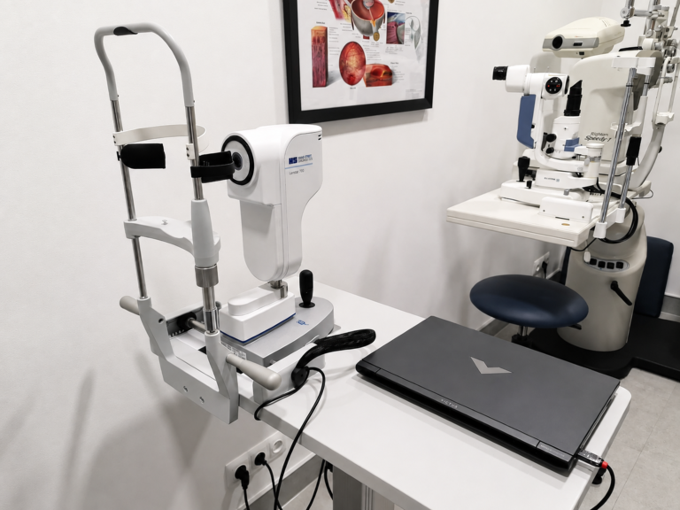 Zdjęcie sprzętu nowej technologii Lenstar, stosowanego w optometrii do nowoczesnych badań wzroku w salonach OKO I OKULARY.